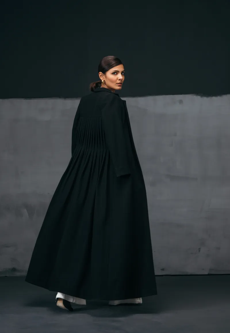 BACK-PLEATED WOOL COAT IN BLACK