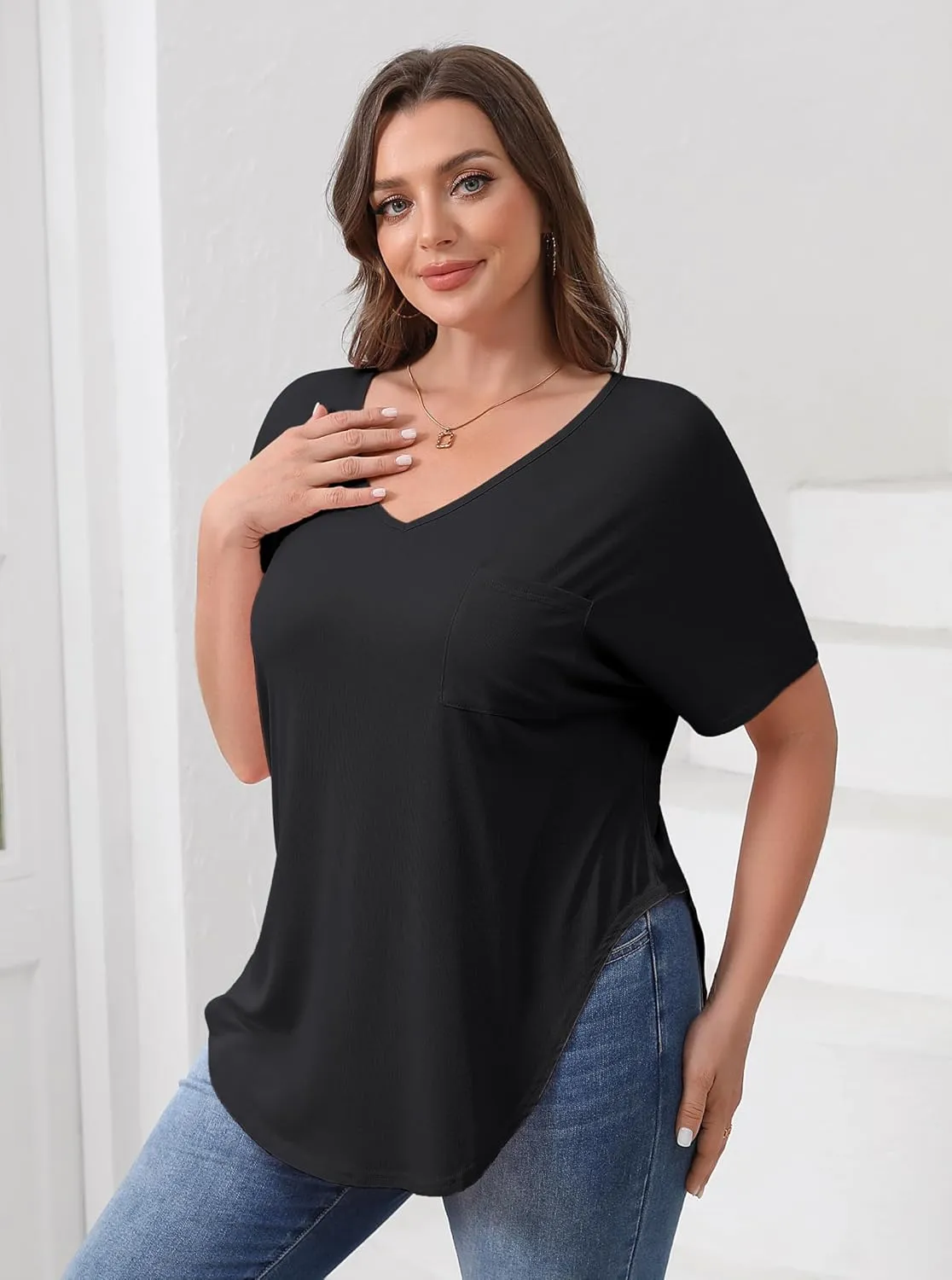 Women Plus Size Side Slit Tees Short Sleeve V Neck Curved Hem Tops Summer Loose Fit Tunic Tops with Pocket XL-5XL