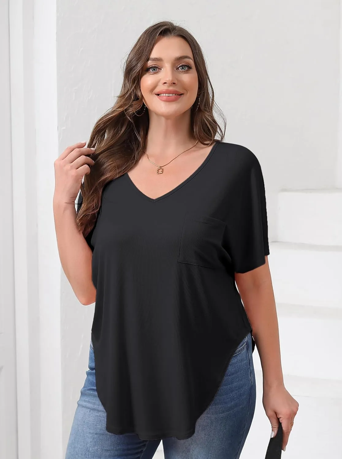 Women Plus Size Side Slit Tees Short Sleeve V Neck Curved Hem Tops Summer Loose Fit Tunic Tops with Pocket XL-5XL