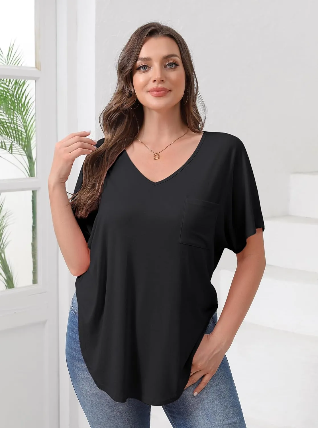 Women Plus Size Side Slit Tees Short Sleeve V Neck Curved Hem Tops Summer Loose Fit Tunic Tops with Pocket XL-5XL
