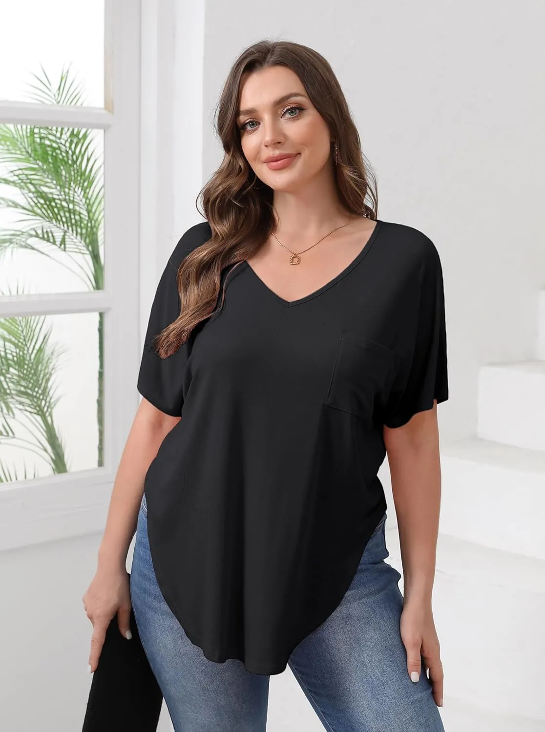 Women Plus Size Side Slit Tees Short Sleeve V Neck Curved Hem Tops Summer Loose Fit Tunic Tops with Pocket XL-5XL